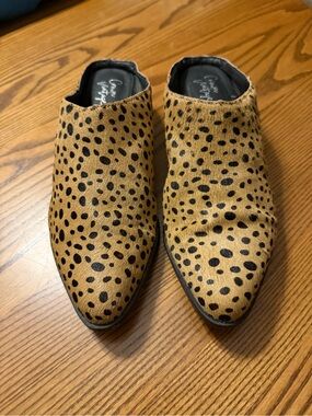 Crown Vintage Tan Spotted Pointed-Toe Mule Clogs